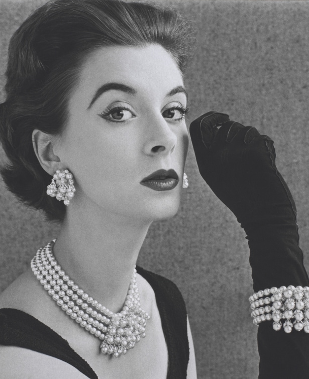 John French, Barbara Goalen modelling pearl jewels, 20th century, London, Victoria and Albert Museum