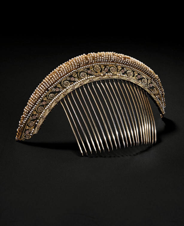 Pearl comb mounted on cannetille, 19th century, gilded copper alloy, imitation glass pearls, silver, Paris, Comédie-Francaise