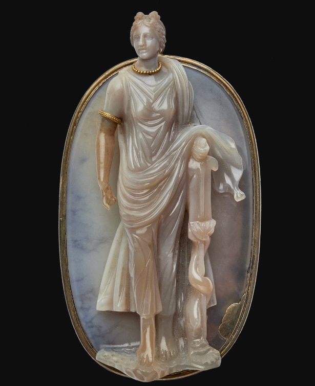 Venus / Fortuna, chalcedony cameo on gilt silver mounting
