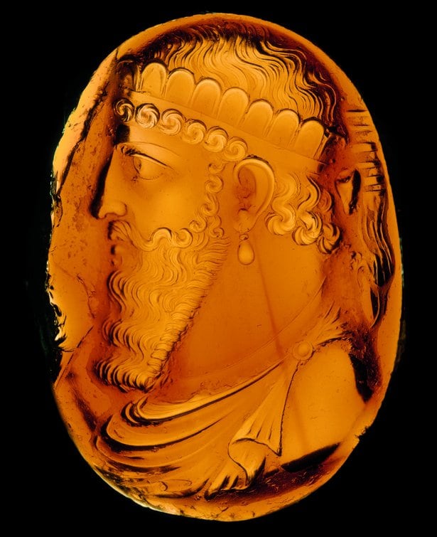 “Mazda-worshipping Shapur, king of kings of Iran”, garnet intaglio, Iran, 3rd–4th century, Paris, BnF