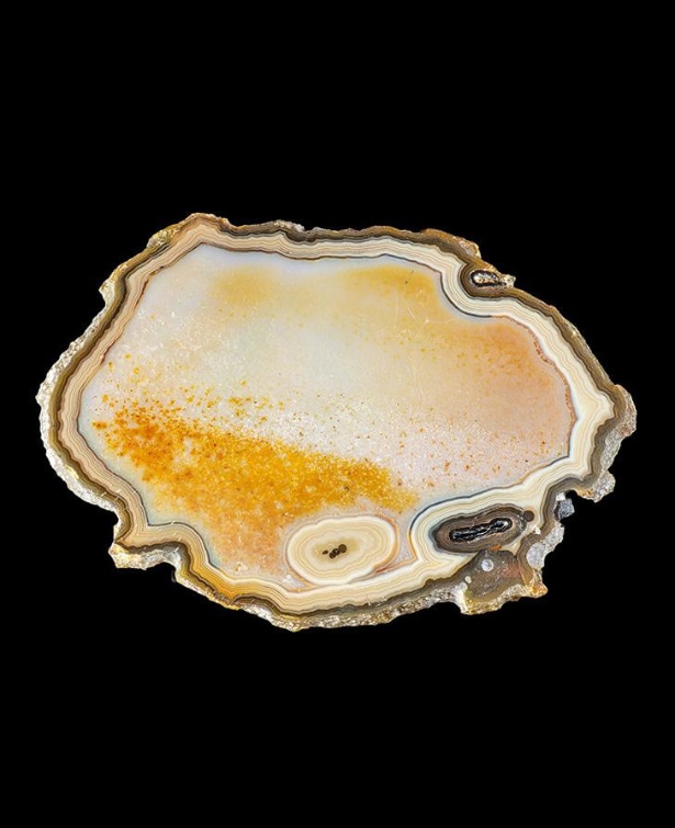 Agate de type «gel et ardeur»,​  probablement Rio Grande do Sul (Brésil),​  tranche fine, sciée et polie, vue d’un côté, ​  14,8 × 10,5 cm