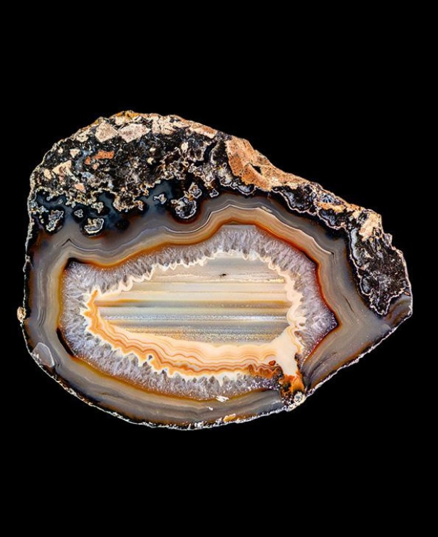 Agate, probablement Rio Grande do Sul (Brésil), demi-nodule scié et poli, 15 × 12 cm