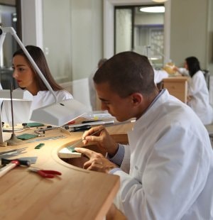 L'ÉCOLE - Trying out the jeweler's techniques 12_0.jpg