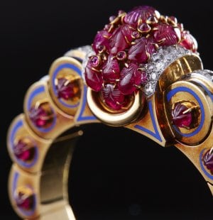 Lacloche, Bracelet en or, émail, rubis gravés,1938. LA Collection Privée, Photo Benjamin Chelly.jpg