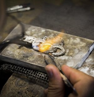 Travail du métal - soudage de la structure © Van Cleef & Arpels SA .jpg