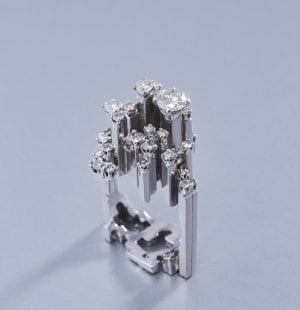 Jean Vendome, Bague 5th Avenue, or blanc et diamants, 1966 - Photo Benjamin Chelly