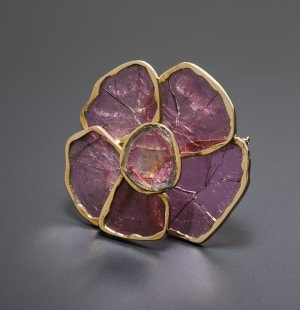 Jean Vendome, broche Rose, 1974, or jaune, tourmalines. Collection privée. Photo Benjamin Chelly