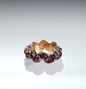 Garnet bracelet and earrings. An Eye For Beauty, Illuminata Jewelry Collection Exhibition, L'ECOLE, School of Jewelry Arts, K11 MUSEA, Hong Kong