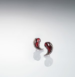 Garnet bracelet and earrings. An Eye For Beauty, Illuminata Jewelry Collection Exhibition, L'ECOLE, School of Jewelry Arts, K11 MUSEA, Hong Kong