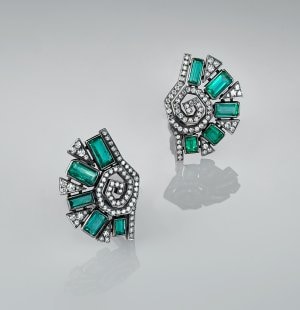 Emerald earrings by Carnet. An Eye For Beauty, Illuminata Jewelry Collection Exhibition, L'ECOLE, School of Jewelry Arts, K11 MUSEA, Hong Kong