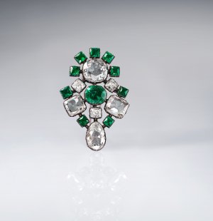 Emerald brooch. An Eye For Beauty, Illuminata Jewelry Collection Exhibition, L'ECOLE, School of Jewelry Arts, K11 MUSEA, Hong Kong