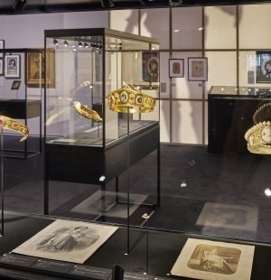 Exposition Bijoux scéne Comédie Française. L'Ecole des Arts Joailliers. Photo Benjamin Chelly (21).jpg