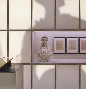 Exposition Bijoux scéne Comédie Française. L'Ecole des Arts Joailliers. Photo Benjamin Chelly (4).jpg