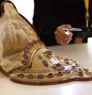 Présentation de bijoux anciens par un historien (8)