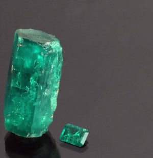 Visual legend: Raw Emerald, Muzo Valley, Eastern Cordillera, Colombia. Currently in the Mineralogy Museum of MINES - ENSMP 6334 © Musée de Minéralogie Mines Paris - PSL / E. Gaillou.
