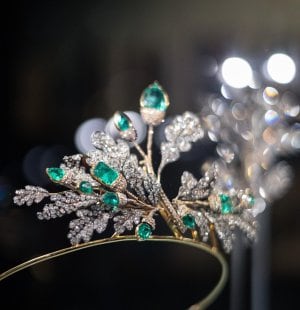 Scenography, Emerald tiara transformable into three brooches, An Eye for Beauty, the Illuminata Jewelry Collection, L’ÉCOLE School of Jewelry Arts at K11 MUSEA in Hong Kong