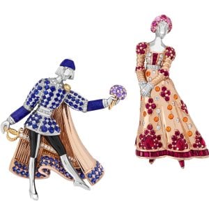 Van Cleef & Arpels Clips Romeo & Juliet, 2019 Or rose, or jaune, or blanc, rubis, saphirs de couleur, grenats spessartites, lapis-lazuli, diamants jaunes et blancs Collection privée © Van Cleef & Arpels