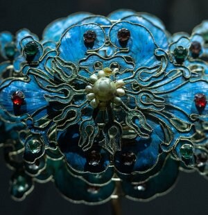 Hairpin with floral decoration, Gilded silver, kingfisher feathers, pearl, gemstones, Qing dynasty, 1644-1911, Mengdiexuan Collection
