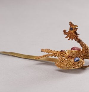 Phoenix hairpin, Ming dynasty (1368-1644), gold filigree set with rubies and sapphires, Qujiang Museum of Fine Arts, Xi’an, XYB0089 © Peter Viem Kwok’s Dong Bo Zhai Collection (Collected in Xi’an Qujiang Museum of Fine Arts)