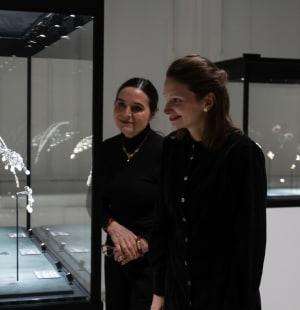 Visiteurs dans l'exposition "Paris, Capitale de la Perle"