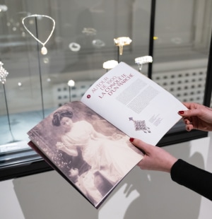 Visiteurs dans l'exposition "Paris, Capitale de la Perle"