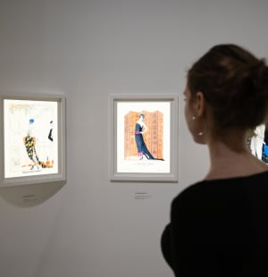 Visiteurs dans l'exposition "Paris, Capitale de la Perle"