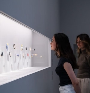 Deux femmes qui observent des œuvres 