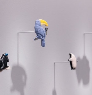 Broches en forme d'animaux en résine et plastique serties de diamants colorés