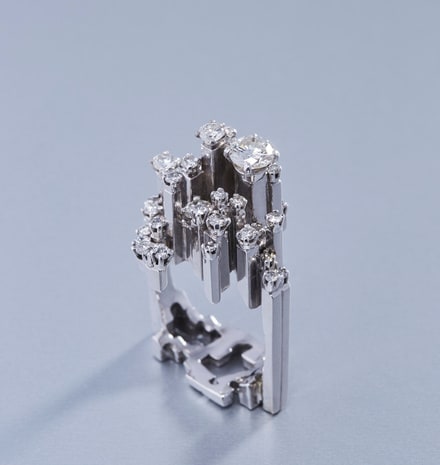 Jean Vendome, Bague 5th Avenue, or blanc et diamants, 1966 - Photo Benjamin Chelly