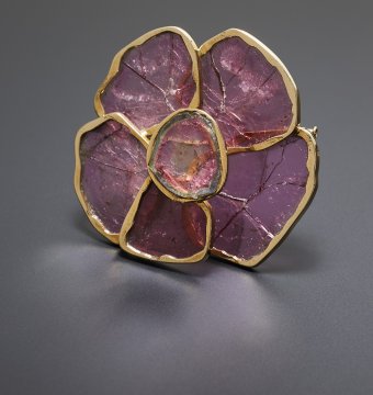 Jean Vendome, broche Rose, 1974, or jaune, tourmalines. Collection privée. Photo Benjamin Chelly