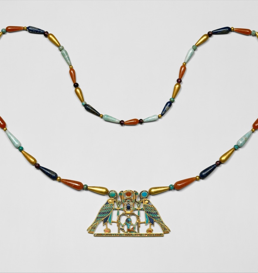 Collier de Sithathoryunet, Améthyste, cornaline, lapislazuli, feldspath vert, or jaune, Moyen-Empire, v. 1887-1878 av. J.-C., Metropolitan Museum of Art, New York.jpg