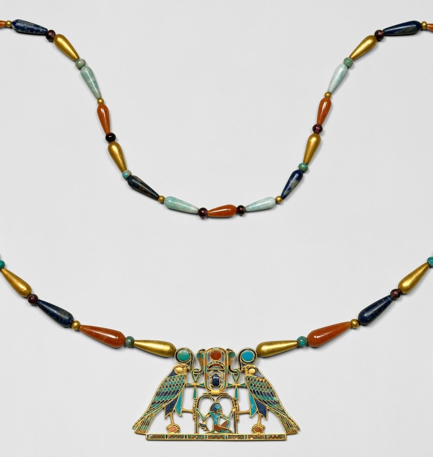 Collier de Sithathoryunet, Améthyste, cornaline, lapislazuli, feldspath vert, or jaune, Moyen-Empire.jpg