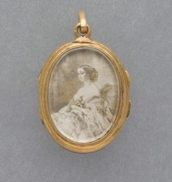 Médaillon-pendentif ouvrant avec Napoléon III et Eugénie, XIXe siècle, Musée nationanal du palais de Compiègne (c) RMN - René Gabriel Ojéda
