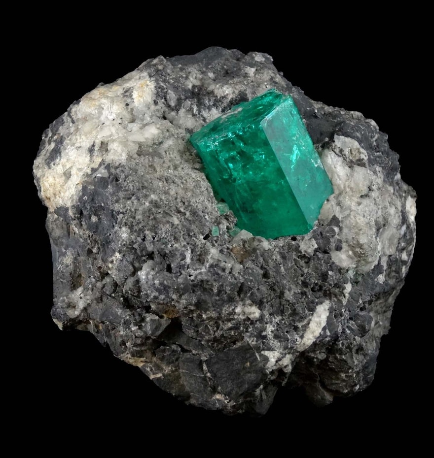 Raw Emerald, Muzo Valley, Eastern Cordillera, Colombia. Currently in the Mineralogy Museum of MINES - ENSMP 6334 © Musée de Minéralogie Mines Paris - PSL / E. Gaillou.