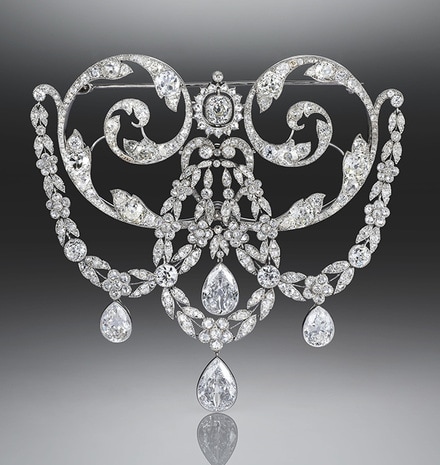 Diamond stomacher with detachable chain and diamond pendants. Diamonds and platinum. Circa 1900. The Illuminata Collection © L'ÉCOLE Van Cleef & Arpels, photo Picspark Co 
