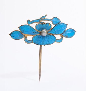 Hairpin with kingfisher feathers, China, Qing Dynasty. 1644-1911 L’ÉCOLE School of Jewelry Arts Collection