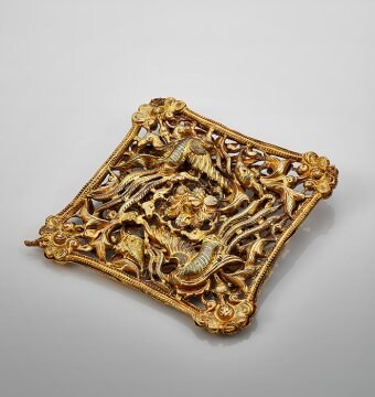 Gold pendant with flower and phoenix designs, Song to Ming Dynasty, 960-1644. Photo Picspark Co