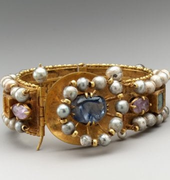 Egypt. Jeweled Bracelet Gold, silver, pearl, amethyst, sapphire, opal, glass, quartz, emerald plasma 500–700 The Metropolitan Museum of Art – New York City (United States of America) 