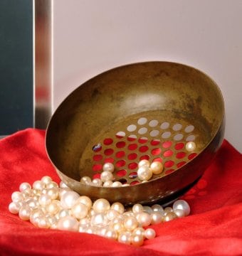 Pearls from Bahrain © ArabianEye FZ LLC  Alamy Stock Photo.jpg