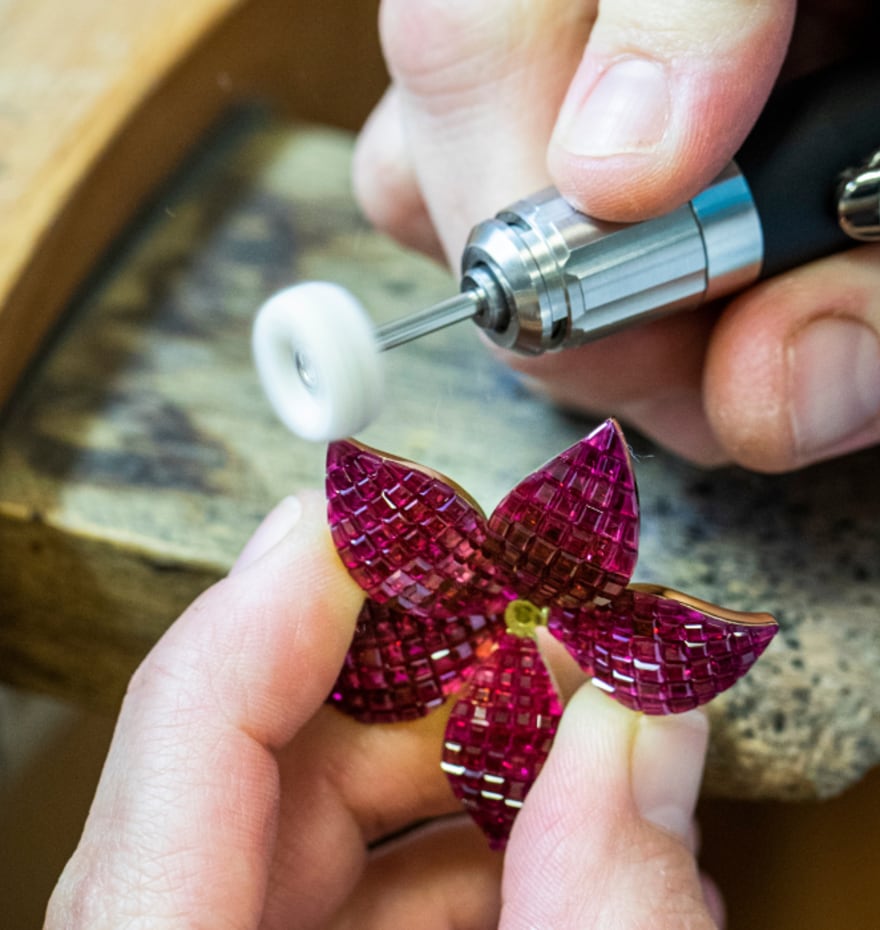 Polishing work of the Fuschia clip 