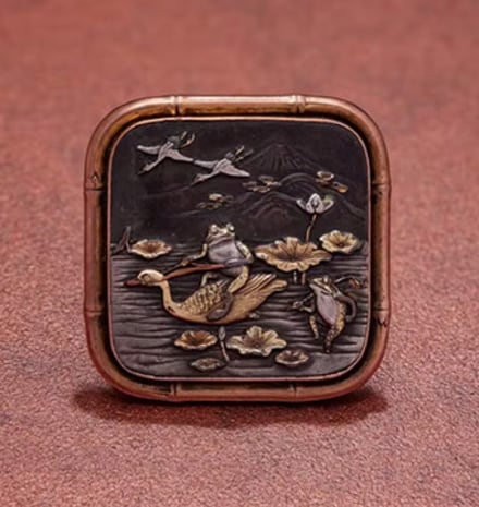 Mobile_Broche représentant des grenouilles dans un étang de nénuphars