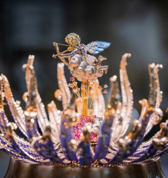 Automate Naissance de l'Amour Vue resserrée de l'automate Naissance de l'Amour, Collection Objets Extraordinaires™, Van Cleef & Arpels.