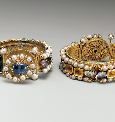 Developed by the teams at L’ÉCOLE, School of Jewelry Arts to offer a new look at the world of jewelry, these online talks bring together two experts for a 45–50-minute talk that is followed by a Q&A session during which you may submit your questions by instant messaging. Should you wish to learn more, L’ÉCOLE, School of Jewelry Arts will send you a detailed bibliography following the event.   You will also find the past talks available for viewing on YouTube at your leisure once the event has come to a clos