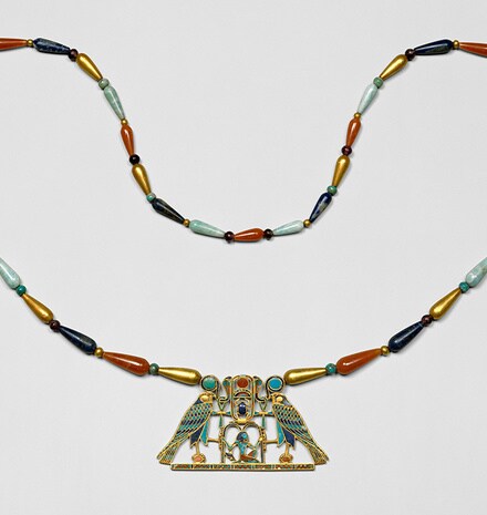 Collier de Sithathoryunet, Améthyste, cornaline, lapislazuli, feldspath vert, or jaune, Moyen-Empire, v. 1887-1878 av. J.-C., Metropolitan Museum of Art, New York (1).jpg