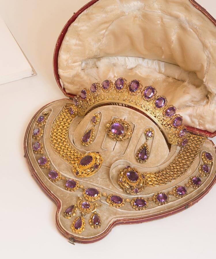 Course about the history of jewels