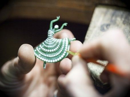 Marquage de la place des diamants sur une ballerine en cire, 2013 © Van Cleef & Arpels