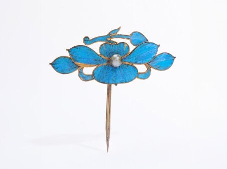 Hairpin with kingfisher feathers, China, Qing Dynasty. 1644-1911 L’ÉCOLE School of Jewelry Arts Collection