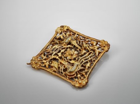 Gold pendant with flower and phoenix designs, Song to Ming Dynasty, 960-1644. Photo Picspark Co