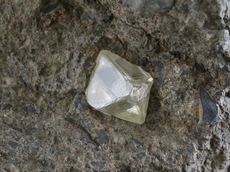 Diamant brut sur kimberlite du musée des Mines Paris-PSL © Musée de Minéralogie MINES Paris-PSL, E. Gaillou