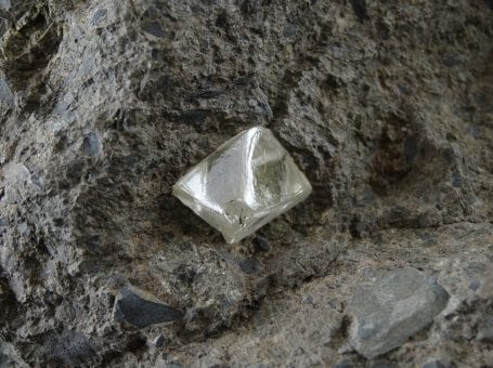 Rough diamond on kimberlite © Musée de Minéralogie MINES ParisTech / E. Gaillou   